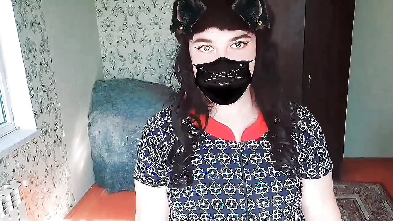 Slatka transica odmara noge u nježnoj tekućoj vodi