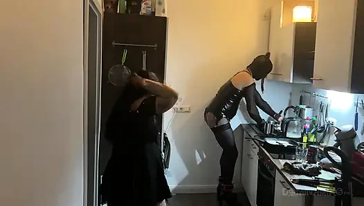 Dominante MILF dehnt latex-subs arsch weit in der küche