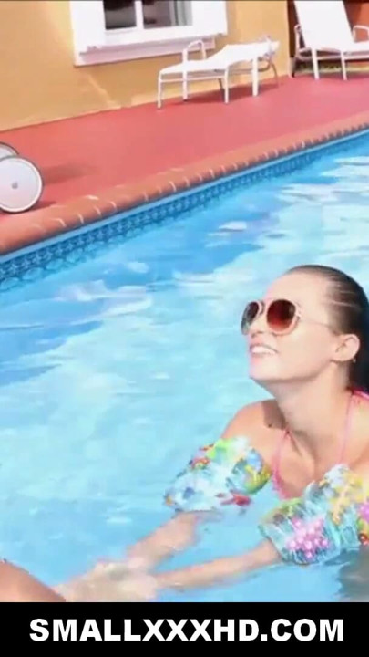 Winzige junge zierliche Teen wird vom Schwimmlehrer am Pool gefickt | Clip 1