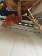 射在更衣室里一个陌生人的鞋子上 5