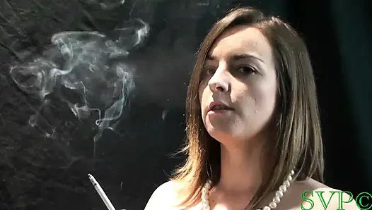 Stiefmutter behandelt stiefsohn mit weißem handschuh