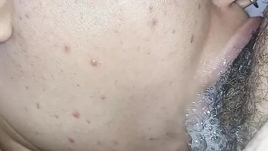 Gırtlağına kadar alıyor çok azgın, oral seksiyle sikişiyor