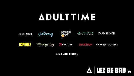 LEZ BE BAD - бикини Ameena Green и сессия загара в Scarlette Moon превращается в трах пальцами и сквиртинг