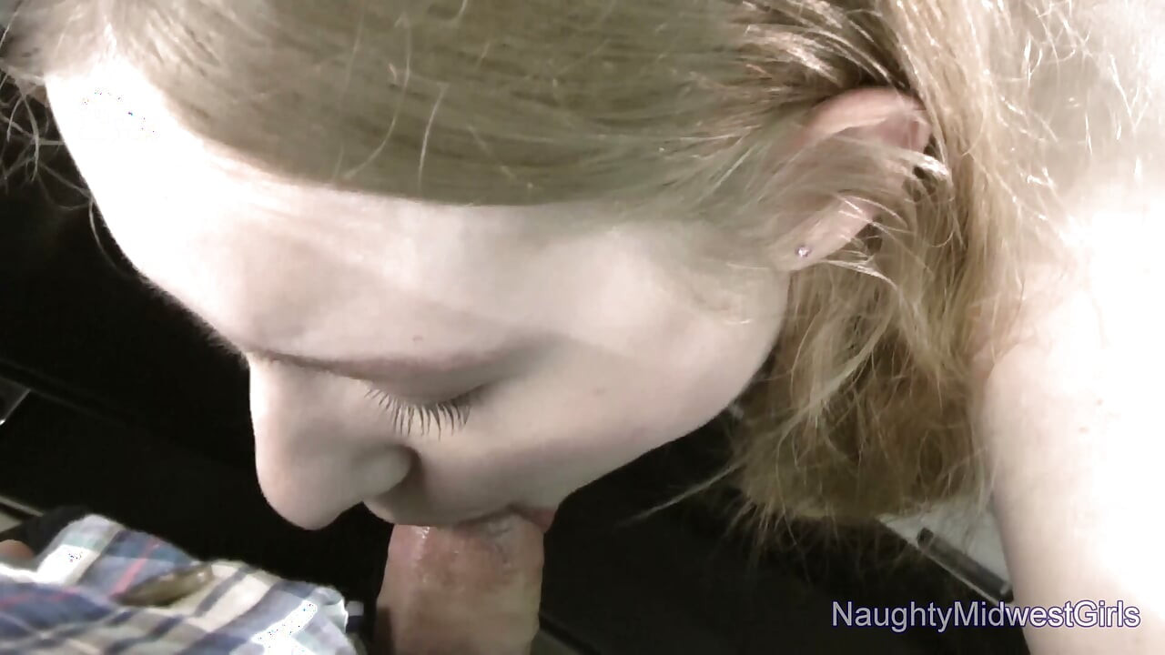 Mella Megan, alias Kallie Taylor, strip-tease de voiture