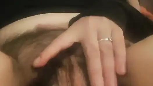 Tante seksi ini suka banget sama memeknya yang berbulu