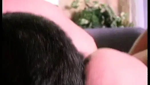 İki Ateşli Azgın Fahişe Sikilebilmeleri Için Erkek Izleyicilerini Baştan Çıkarıyor