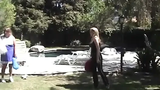 Tıknaz ponpon kızların kamera arkasının tadını çıkarın