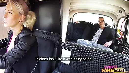 Female Fake Taxi - vollbusige fahrerin tauscht Tarif gegen fick