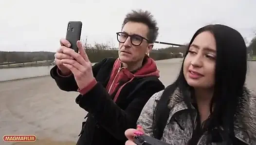 Maria bir proje için fotoğraf çekiyor. Conny'nin aklında benzer bir şey var...