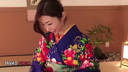 Steamy Japanese Woman in Kimono Gives Hot Blow Job On Cam