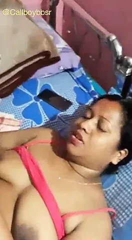 Desi Bhabi inserting Chocolate in her pussy