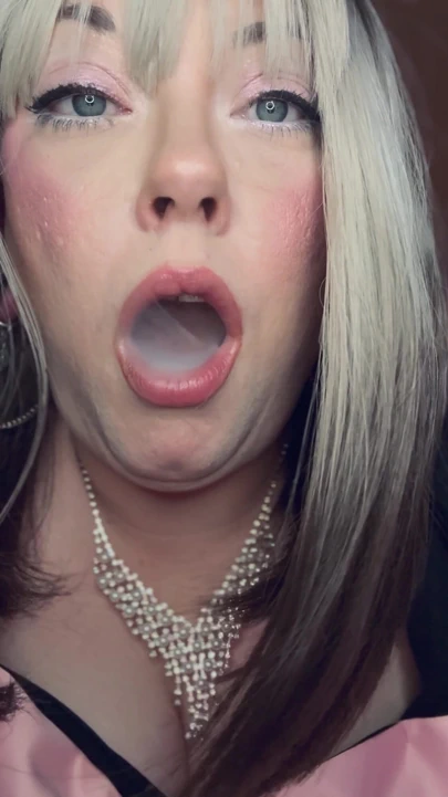 金发胖美女Tina Snua穿着缎面手套抽着一支细长的香烟 |剪辑 1