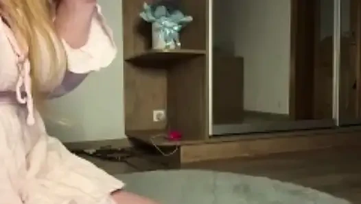 Büyük bir yarakla anal sikişiyor