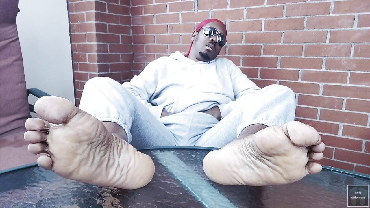 Dodirujem se i pokazujem stopala (2025)