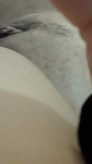 Momento iconico da "La milf ninfomane si tocca la figa succosa per la quarta volta in un giorno, in attesa che il suo ragazzo"