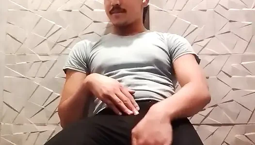 22 yaşından küçük sert bir penise olan susuzluğumu giderebilecek biri var mı?