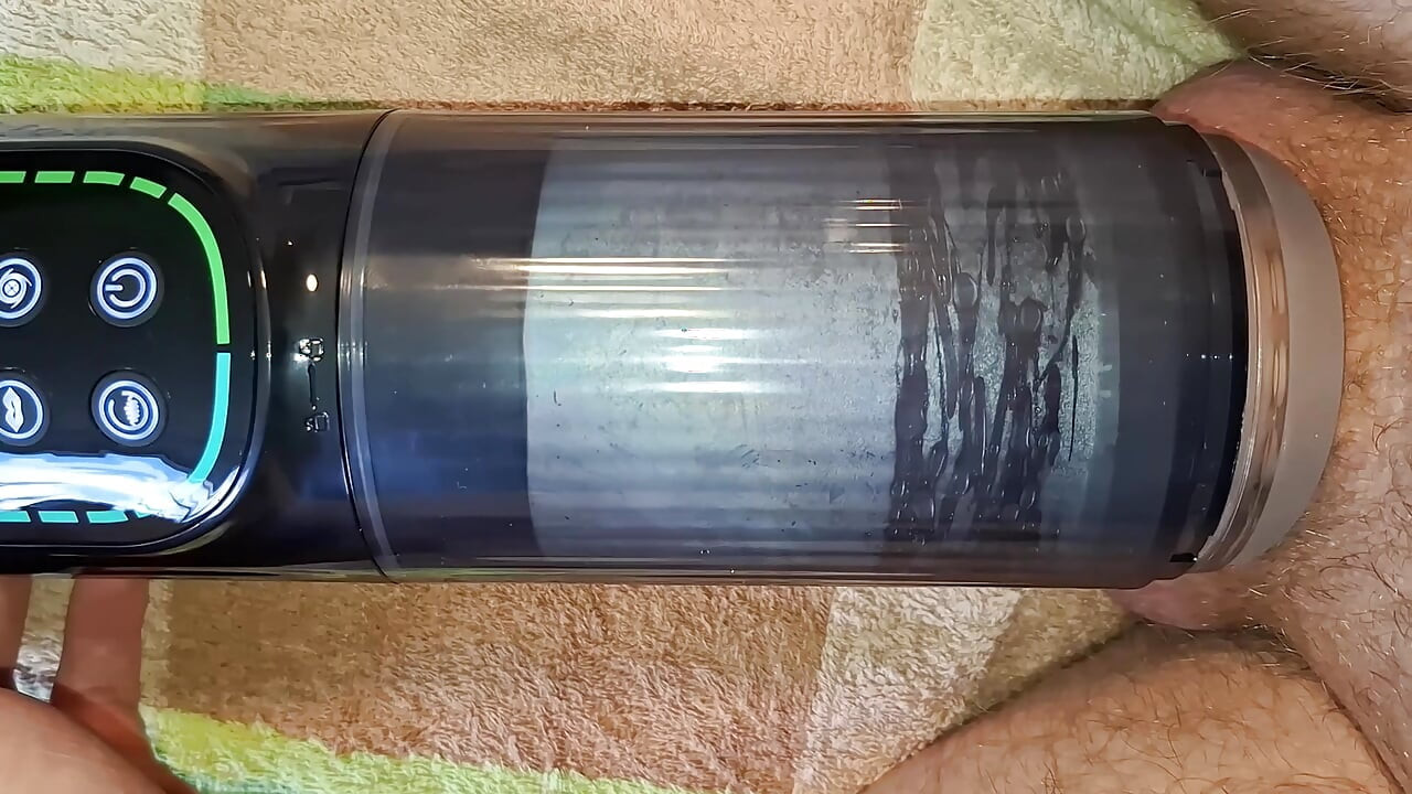 Yeni oyuncak! Mastürbasyon yaparken emiyor, titreşiyor ve dönüyor. Kutu aç ve ilk deneme.