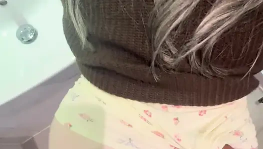 Сводный брат трахает меня в душе в 5-звездочном отеле