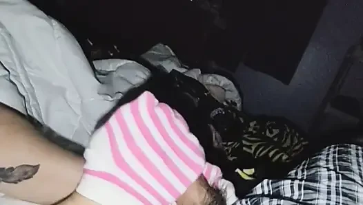 Ateşli pembe ve beyaz çizgili çoraplı çorapla mastürbasyon - çoraplara boşalma