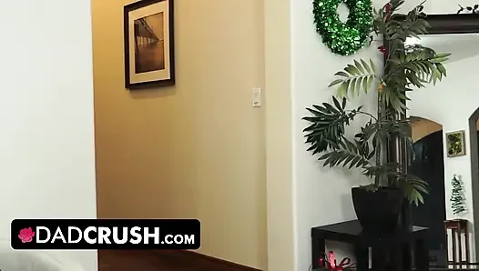 DadCrush - minyon masum kızıl saçlı üvey kız banyoda üvey babasının yarağına şaşırıyor