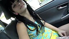 Teen spielt mit ihrer engen Fotze in einem Auto
