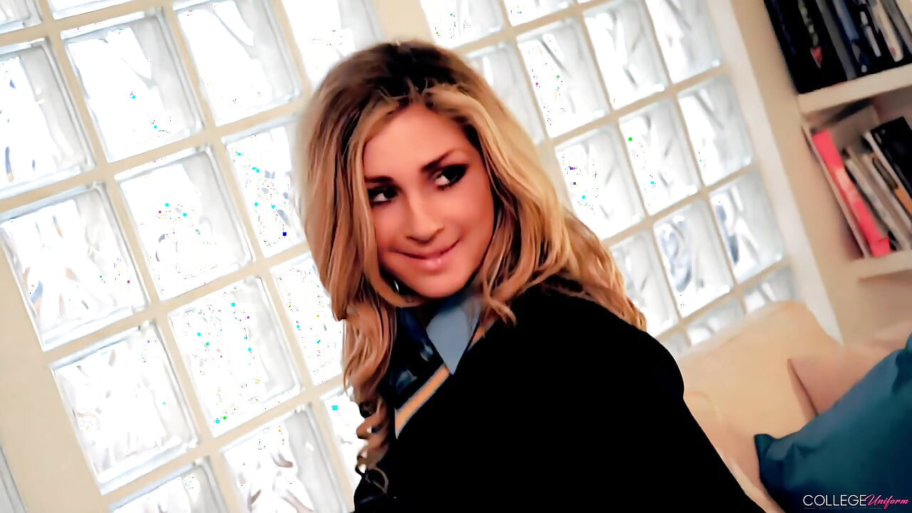 Shoot 2 yang menampilkan Julia Crown