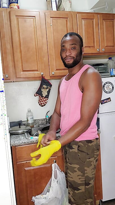 Kenniejai Cleans in the Nude!!