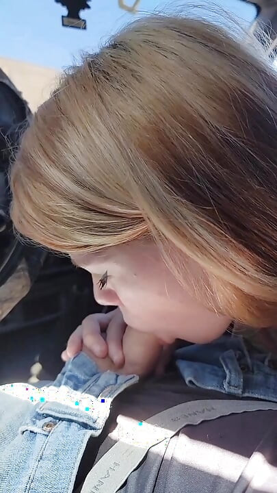 Pen tenåring gir en het POV-blowjob i bilen!