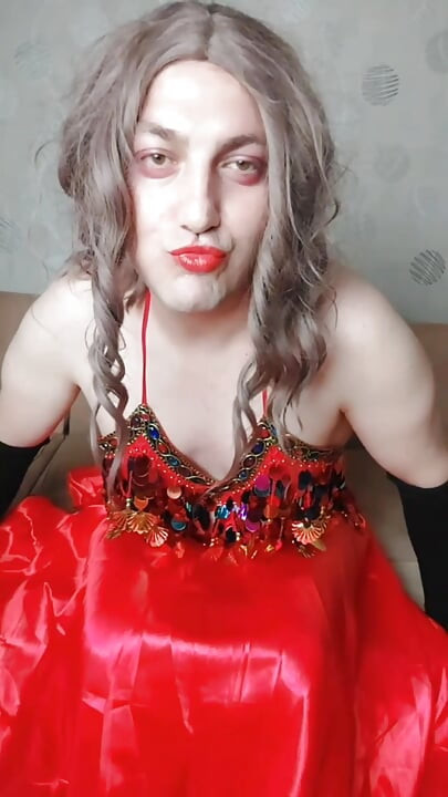 Kırmızı baştan çıkarıcı elbiseli göbek dansçısı kadın