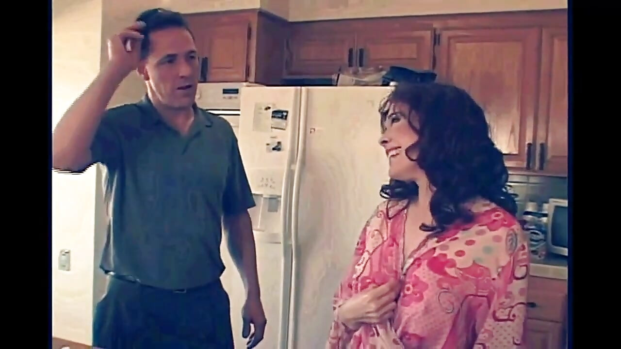 Schöne brünette hausfrau in der küche gefickt und abspritzen in ihren arsch