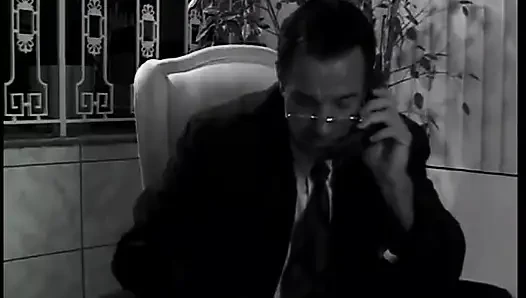 Azgın patron genç kızıl saçlı kızı sikmeyi seviyor.
