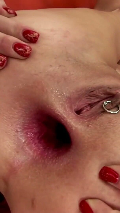 Pizdă strâmtă fierbinte Bruneta excitată îi face masaj iubitului cu pula mare, care se transformă în sex anal dur și intens | Clip 3