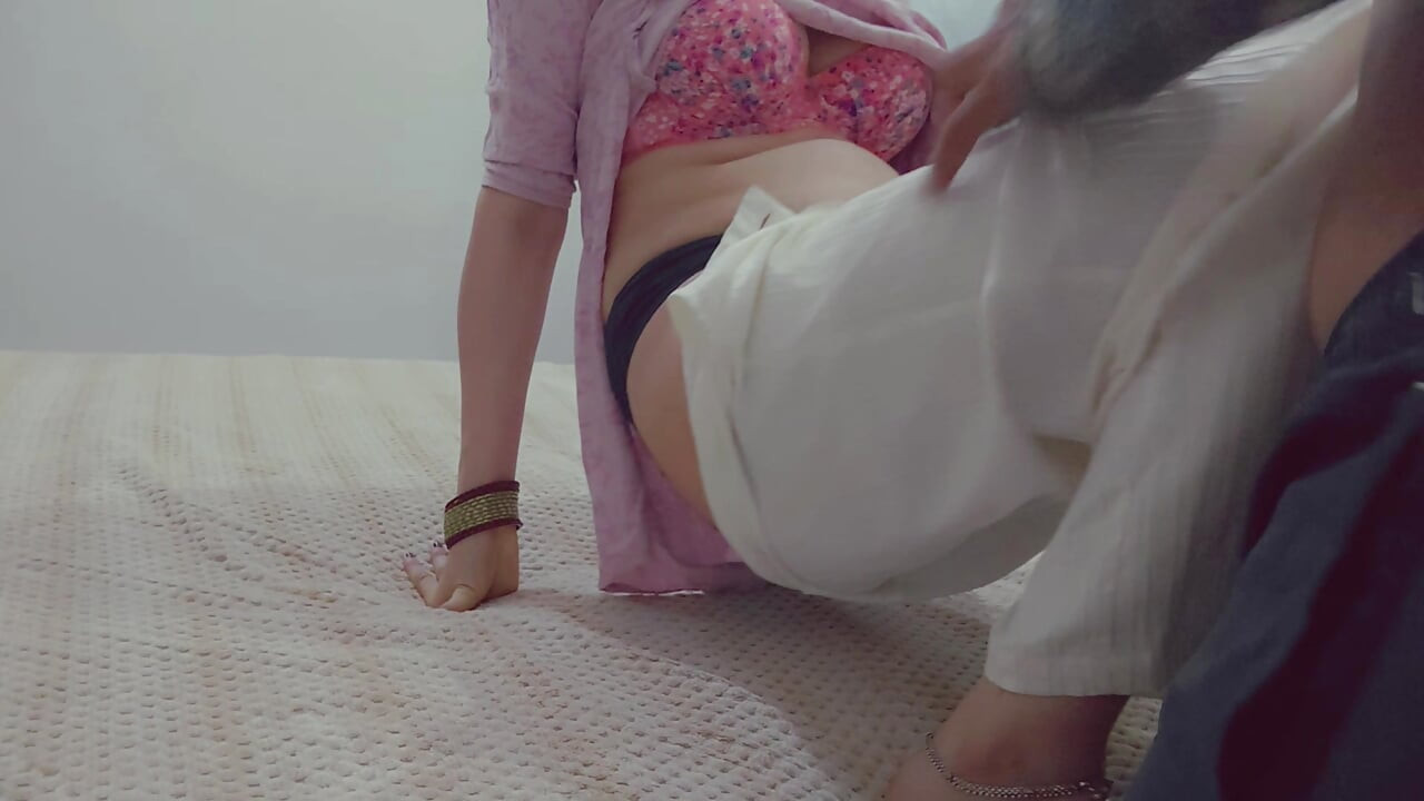 Kaam kr rahi wife ko hard choda ,don't miss the end