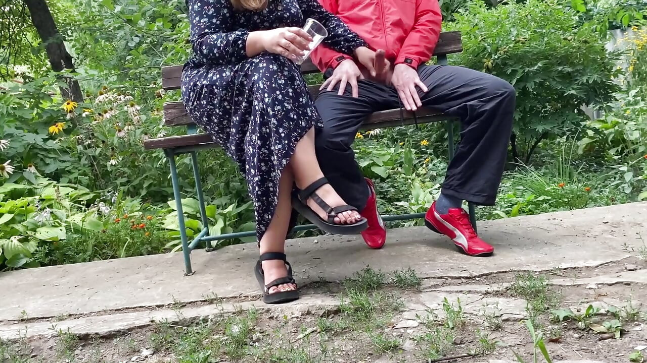 Dojrzała macocha doje mój kutas na zewnątrz w parku