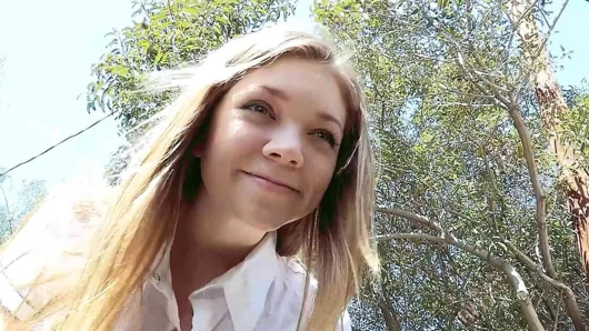 Zartes Mini Titten Teen mit buschiger Muschi von Nachbarsjungen entjungfert