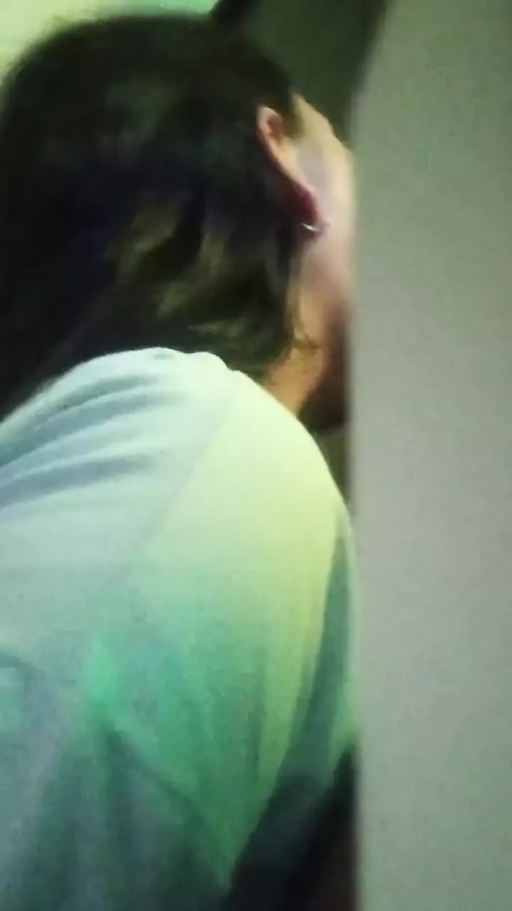 我在她吮吸我的鸡巴时记录我的继女