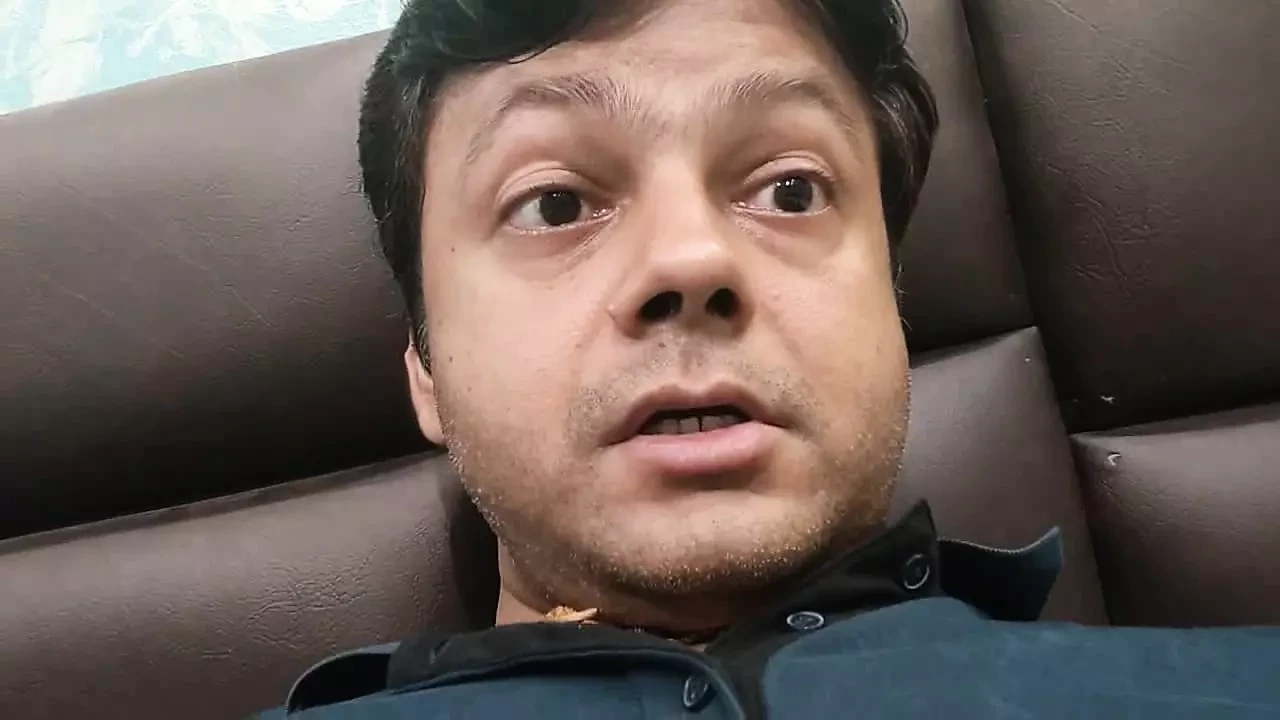 Voglio penetrare il buco di Varsha Rani. Varsha Rani è la mia fidanzata che mi bacia