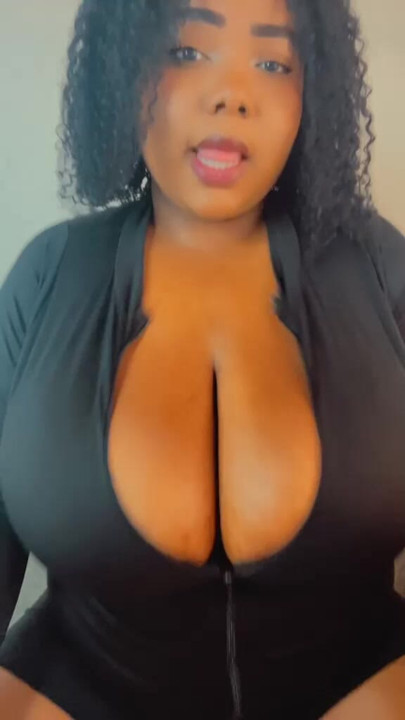 Sacudiendo tetas