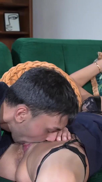 Zapanjujući trenutak iz "SHAME4K. Nestašna dama kažnjava svog blesavog mladog susjeda"