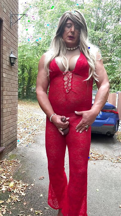 Seksi transvestit kellycd2022 u seksi crvenom kombinezonu i štiklama