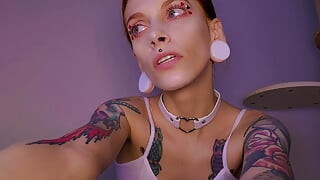 Beautiful Slut Shows off Her Pretty Face