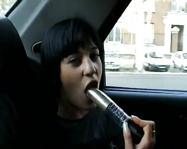 Sexy slut please her pussy in car