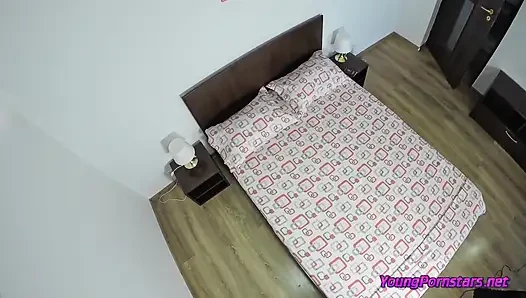 Kız arkadaşı tarafından yakalanıyor