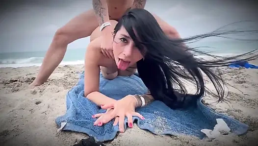 Perspektive: Deep Throat am Strand mit meiner Stiefschwester im Urlaub