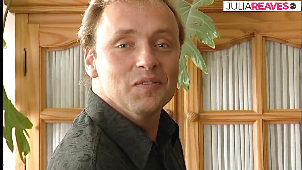 Sıska kız bir adamla konuşurken soyunuyor