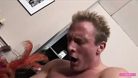 Посмотри, как я трахаю шлюховатая фея с большими сиськами