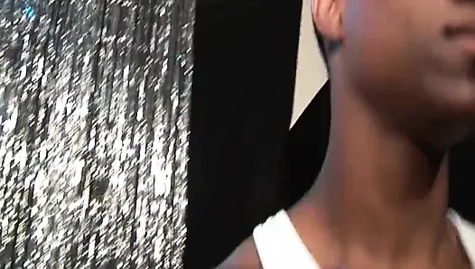 Azgın zenci 20 yaşındaki grup seks çılgınlığında büyük zenci yarağı tarafından dolduruluyor