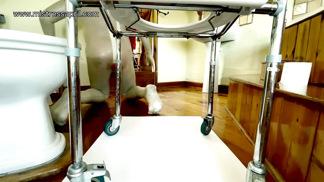 Dominatrix mistress April - Slaves morning duties