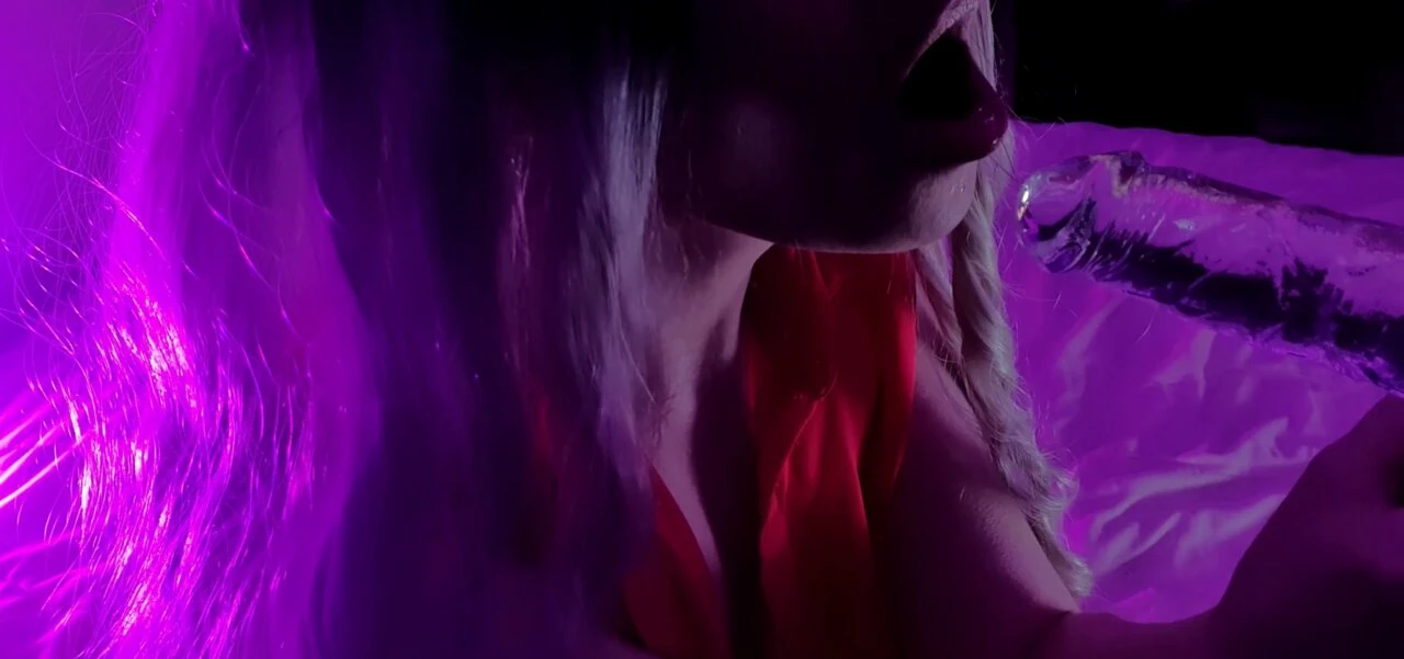 Zblízka průhledné sání dilda. sexy blondýnka zkouší svou novou hračku a její díry - pochod Foxie