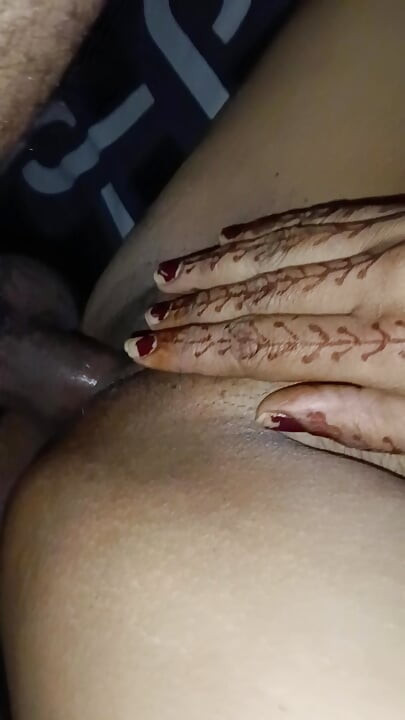 Min heta sexiga fru Jyoti leker med sin fitta och knullar med fingret i röven